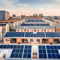[Translate to FR:] Des modules photovoltaïques sur des toits en tuiles